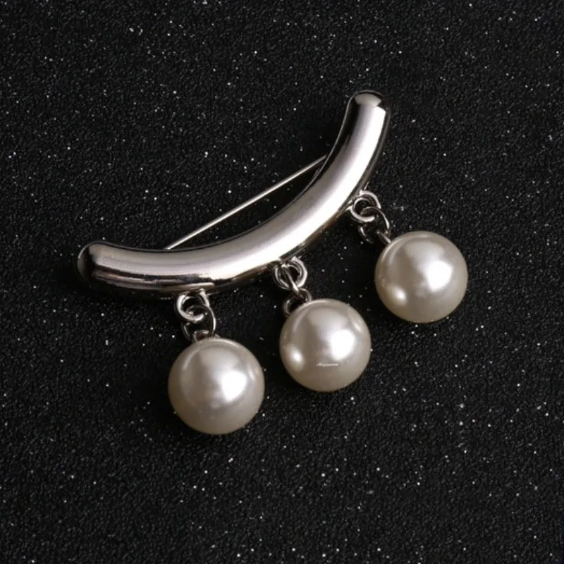 Простая металлическая брошь с красным жемчугом и подвеской булавки для пальто