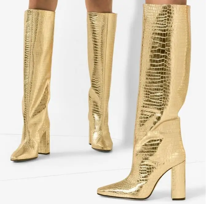 Пикантные кожаные обтягивающие высокие сапоги с золотым принтом женские до