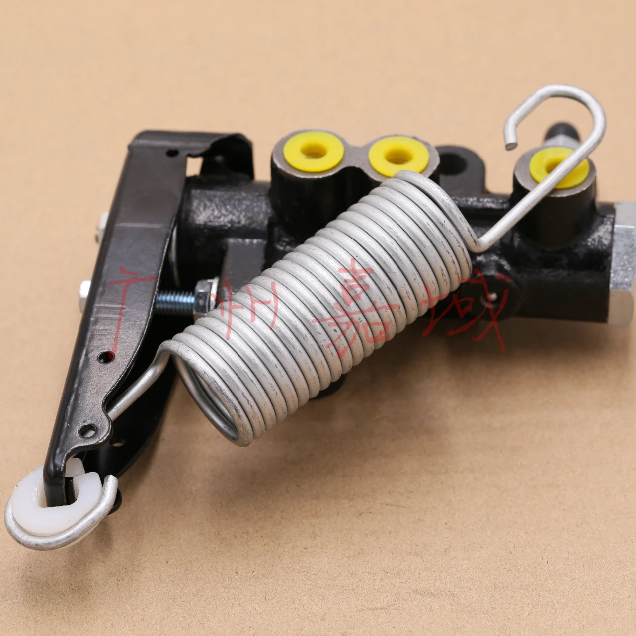 Клапан датчика нагрузки распределителя тормозов MB618320 подходит для Mitsubishi Pickup Triton