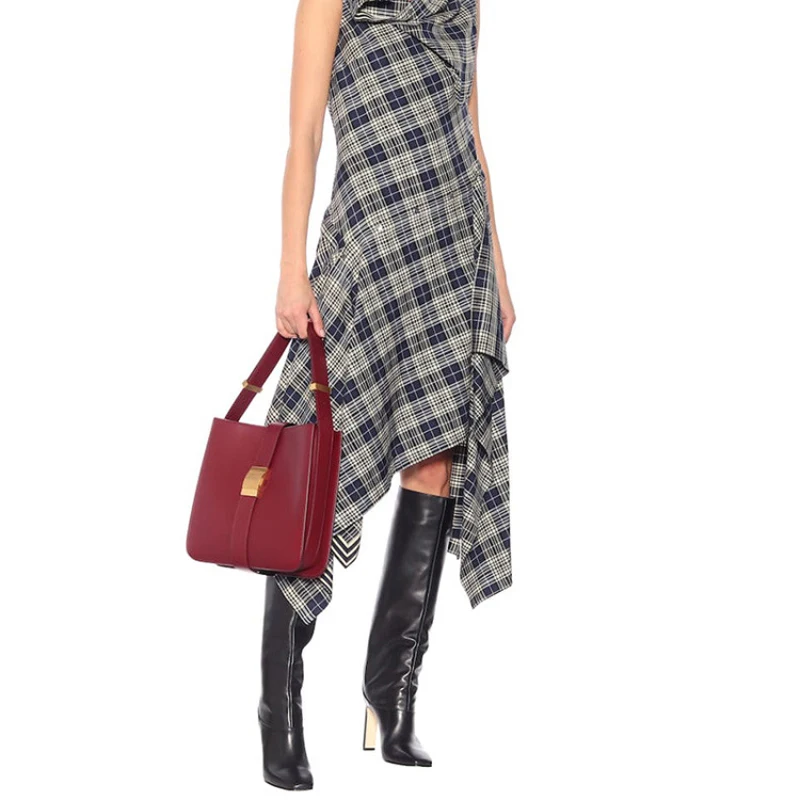 Женские сапоги до колена черные кожаные с квадратным носком на высоком каблуке