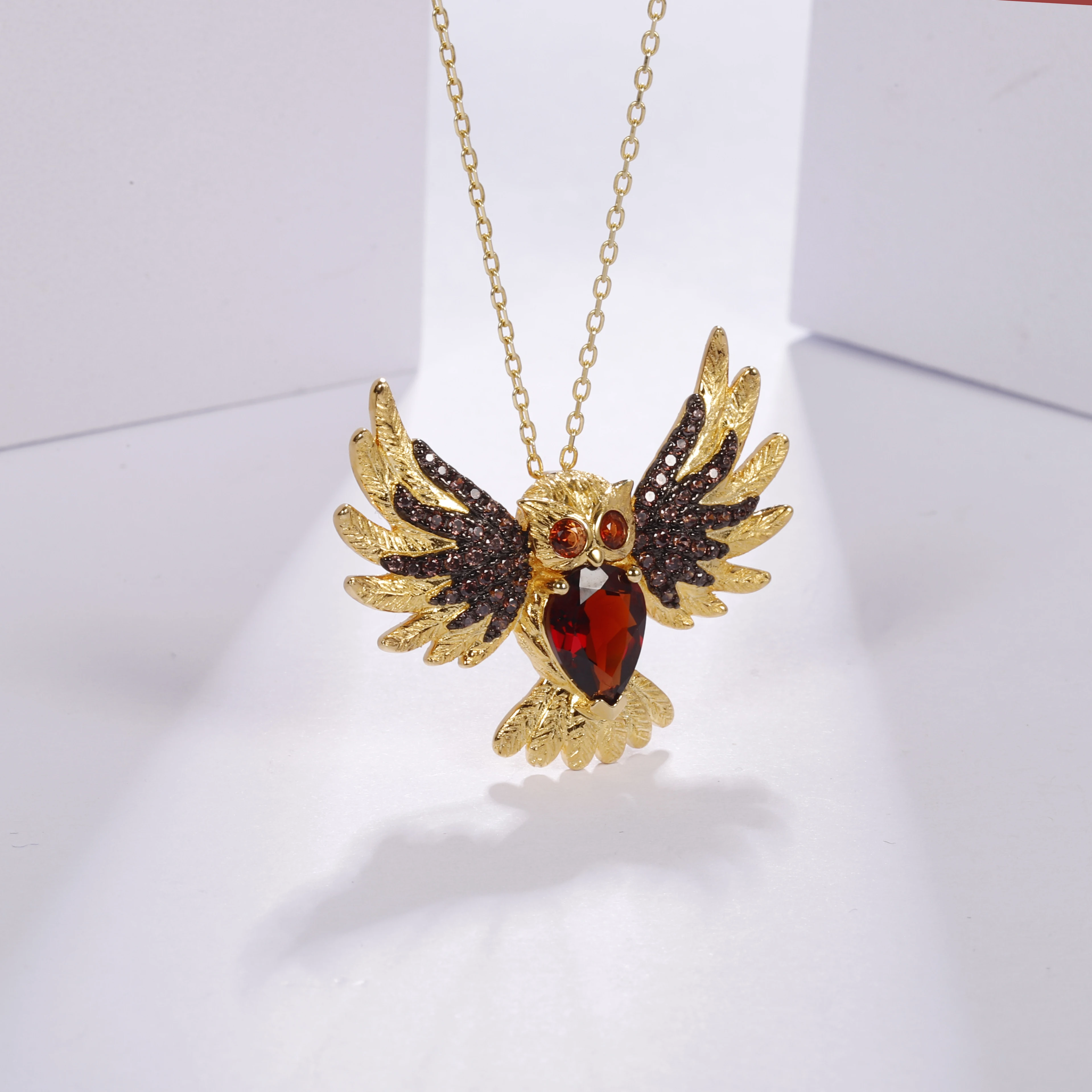 Брошь женская в виде сова из серебра 925 пробы с красным гранатом | Украшения и