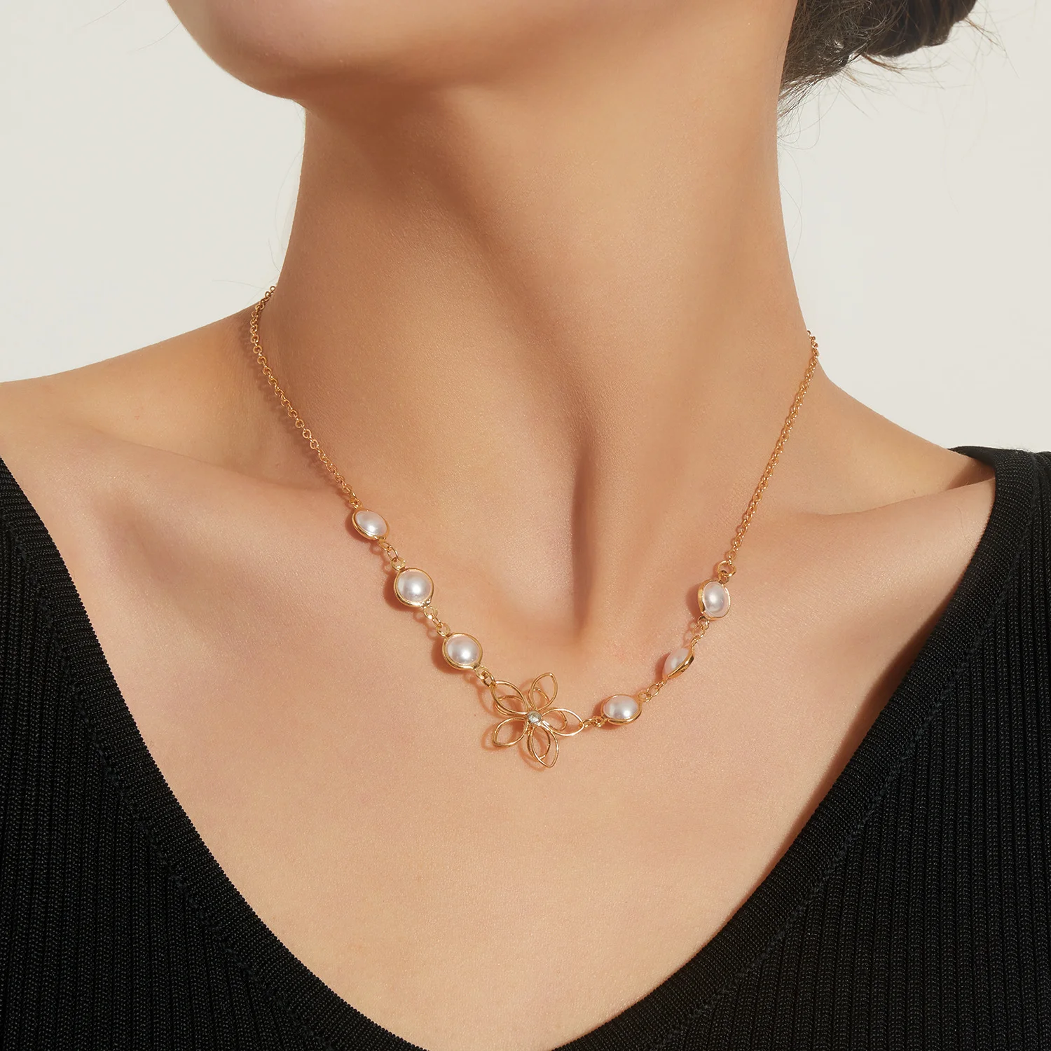 

Vintage Lotus Pendant Necklace for Women White Pearl Generous Popular Necklaces Fashion Trendy Charm Aesthetics Jewelry Choker