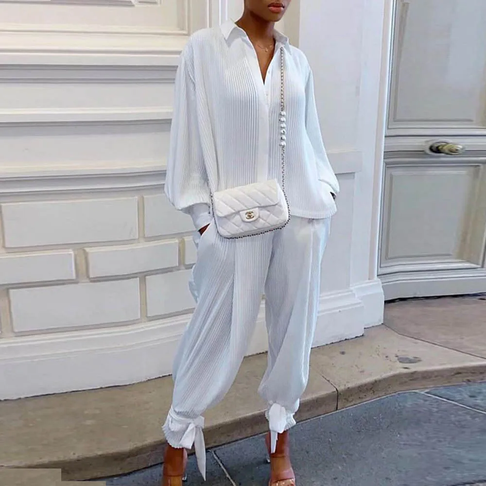 Женский костюм из двух предметов: рубашка с воротником-стойкой и длинными