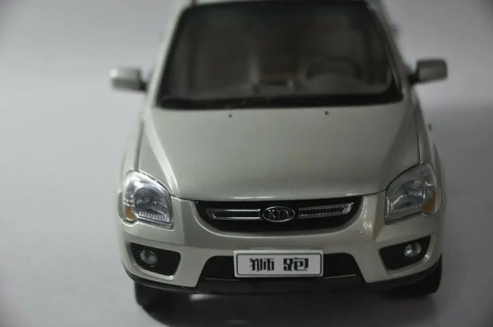 1:18 литая под давлением модель для Kia Sportage R 2008 Золотой внедорожник редкая Игрушечная машина из сплава миниатюрная коллекция подарки