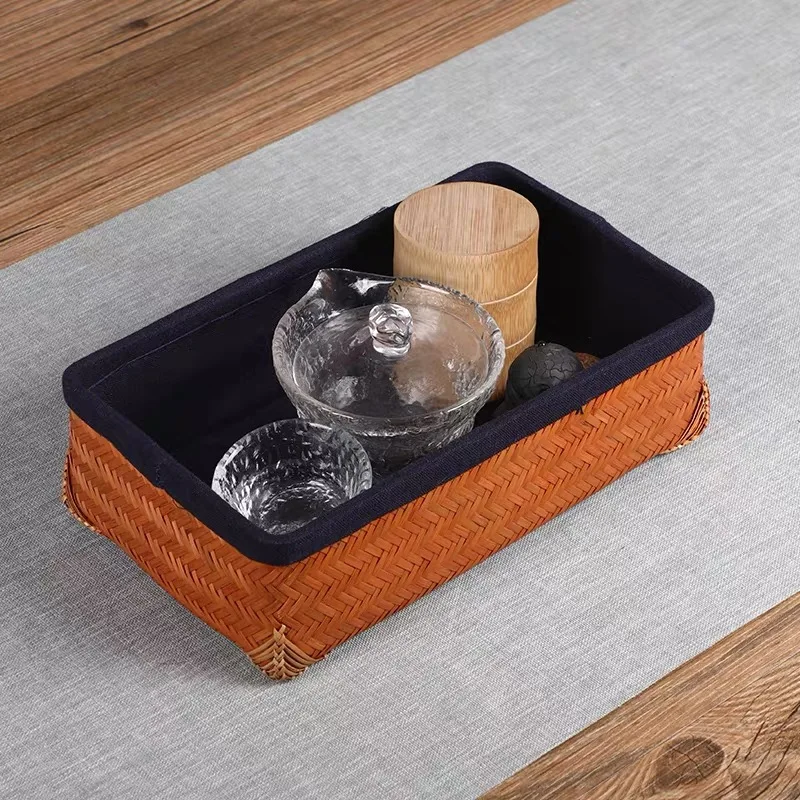 Хранение набора чая: коробка изготовленная из легкого коричневого прямоугольного бамбука в китайском стиле для простого хранения конфет, фруктов и закусок домашнего использования.