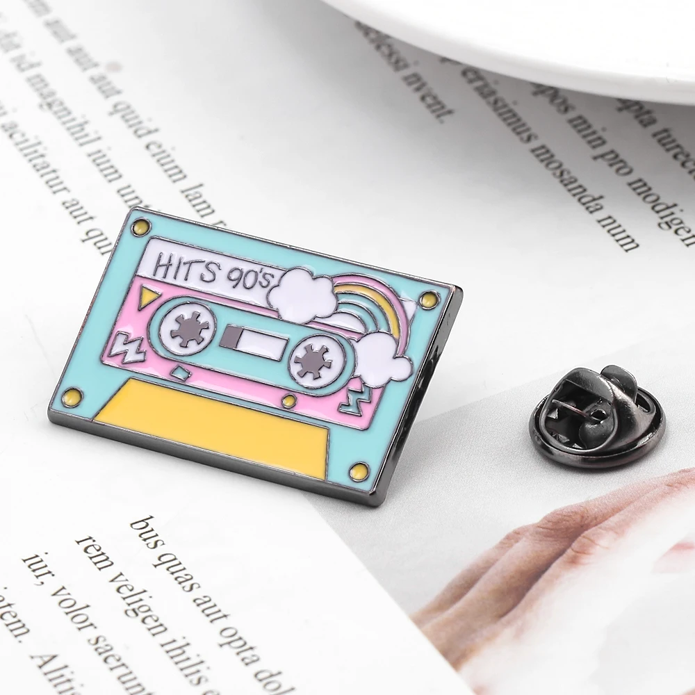 Эмалированная брошь в виде музыкальной радужной ленты стиле 90-х годов