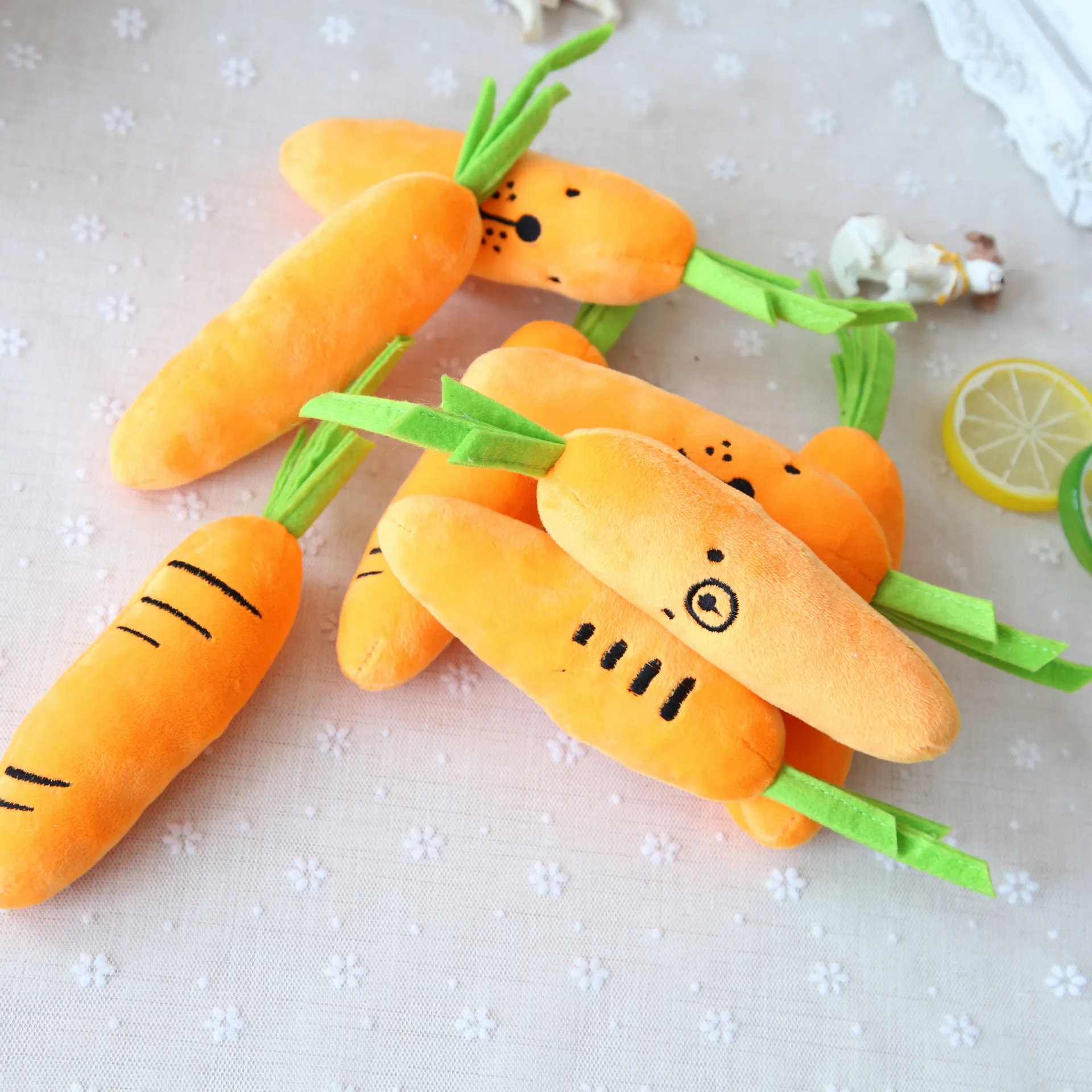 Игрушка-жеватель в форме моркови для домашних животных с забавным лицом щенок