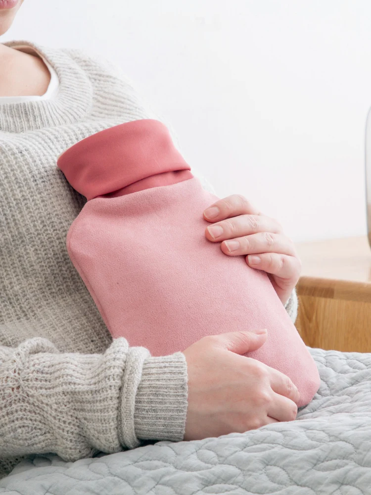 Горячая бутылка с водой наполняющая большой теплый живот отсеками для милые