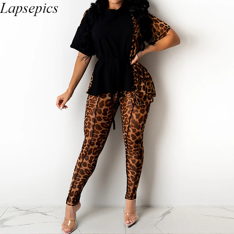 

Комплект из двух предметов: футболка с коротким рукавом и облегающие брюки с леопардовой вставкой
