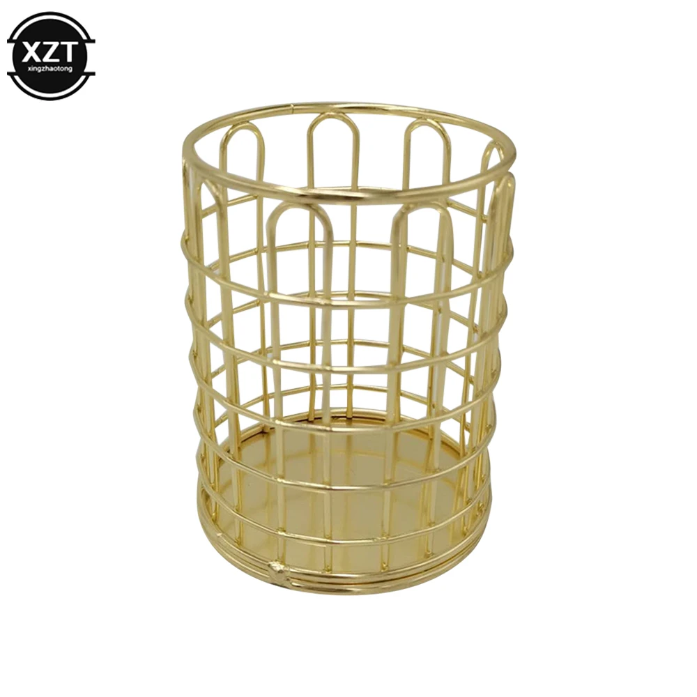 Косметический органайзер для хранения кистей и косметики на столе.