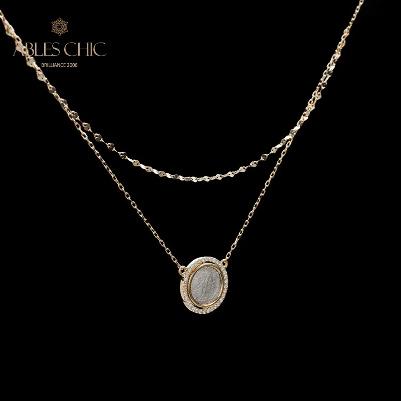 Подвеска-медальон двусторонняя из 18-каратного золота с натуральными