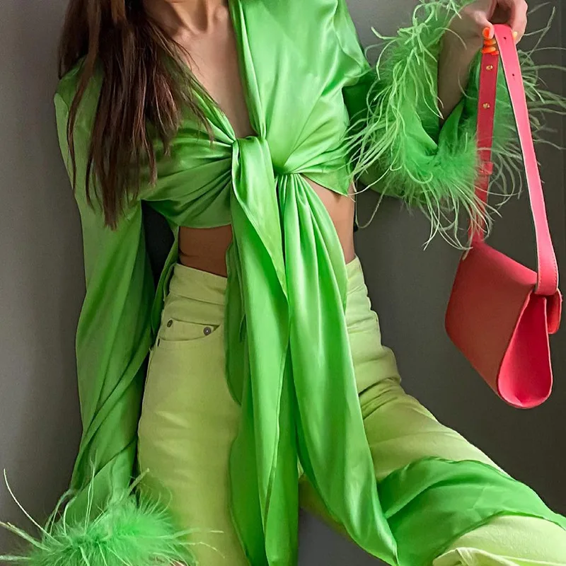 Женская атласная футболка с пушистыми перьями Зеленая облегающая длинным