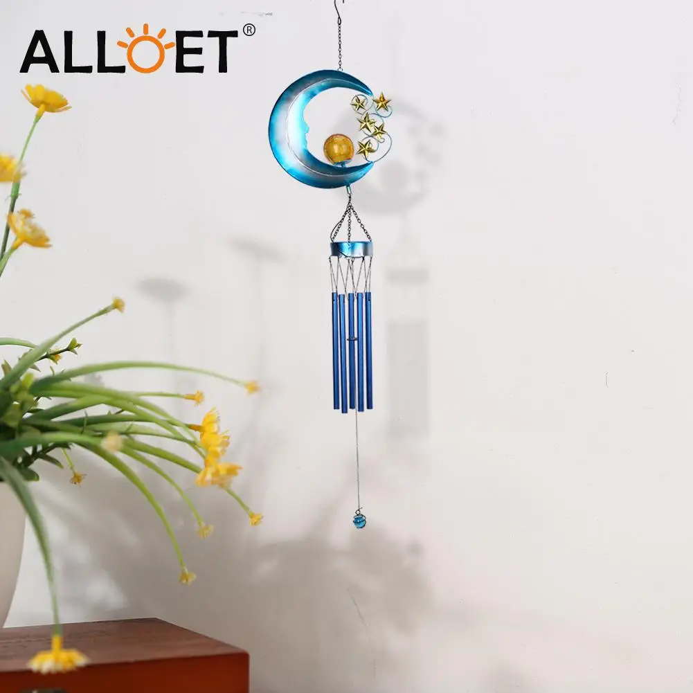 

В форме полумесяца на солнечных батареях Металл Кованое железо висит ветряной колокольчик с украшением в форме огни Открытый Пейзаж сада у...