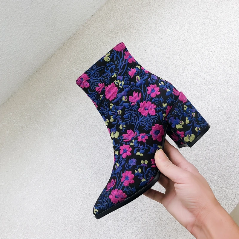 Женские ботинки с цветочной вышивкой Новинка 2019 года Модные женские ботильоны