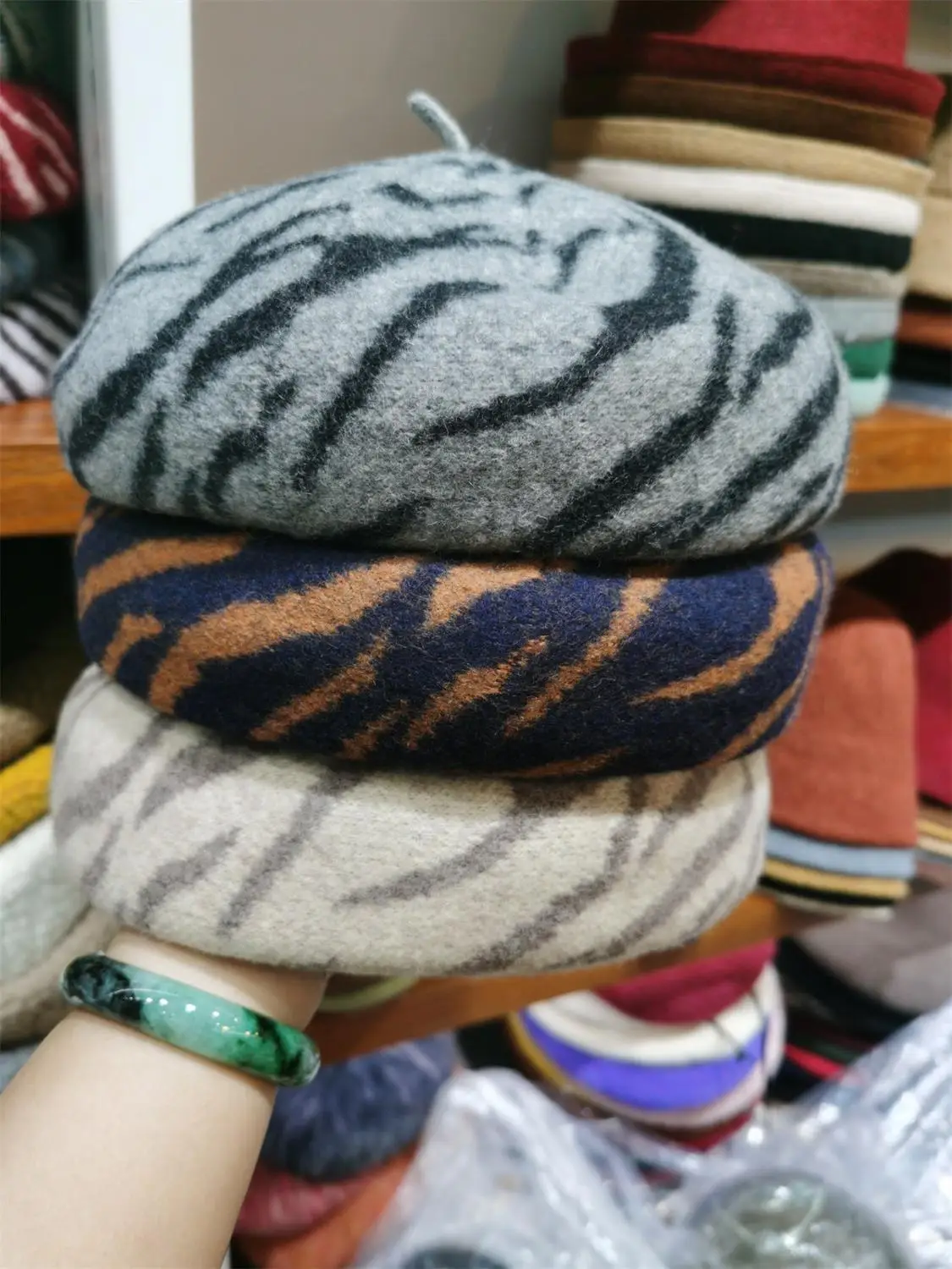

202009-AXBL-0046 Fashion zebra stripes Thickened wool leisure street beret hat men women Leisure painter hat