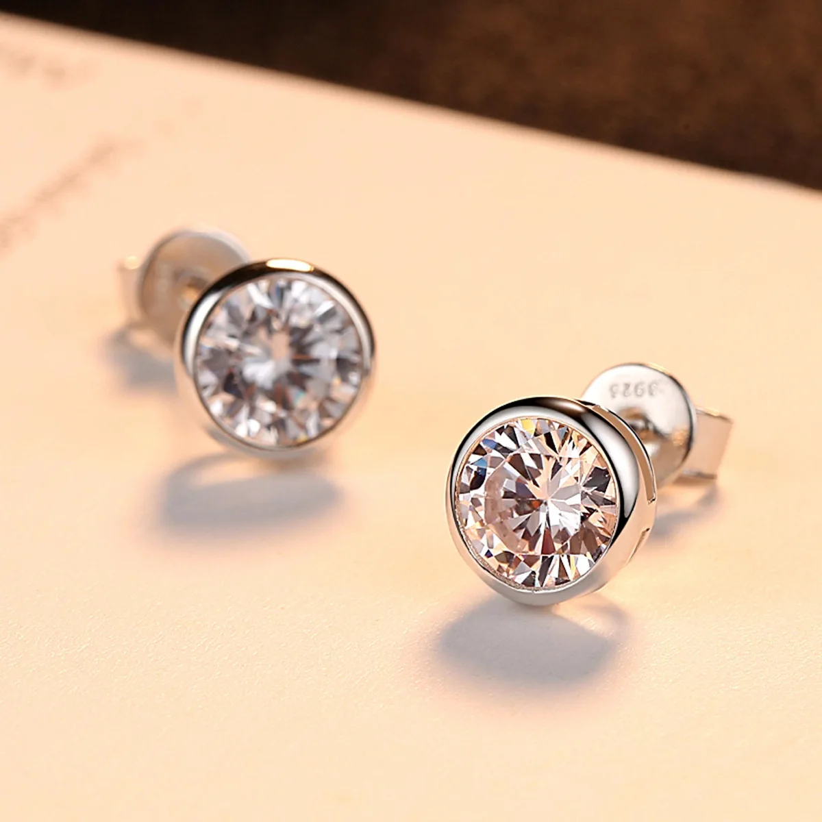 ORSA JEWELS Серебро 925 женское ожерелье круглый кулон красный камень гранат 18 K позолоченная цепочка Ювелирные изделия из стерлингового серебра OSN154
