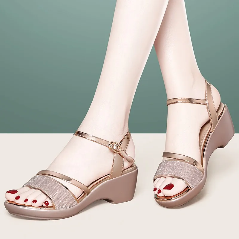 

Сандалии женские на высоком каблуке, удобные босоножки на танкетке, на плоской подошве, бежевые, большие размеры, лето 2021