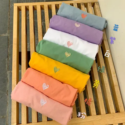 

Женская хлопковая футболка с коротким рукавом и аппликацией