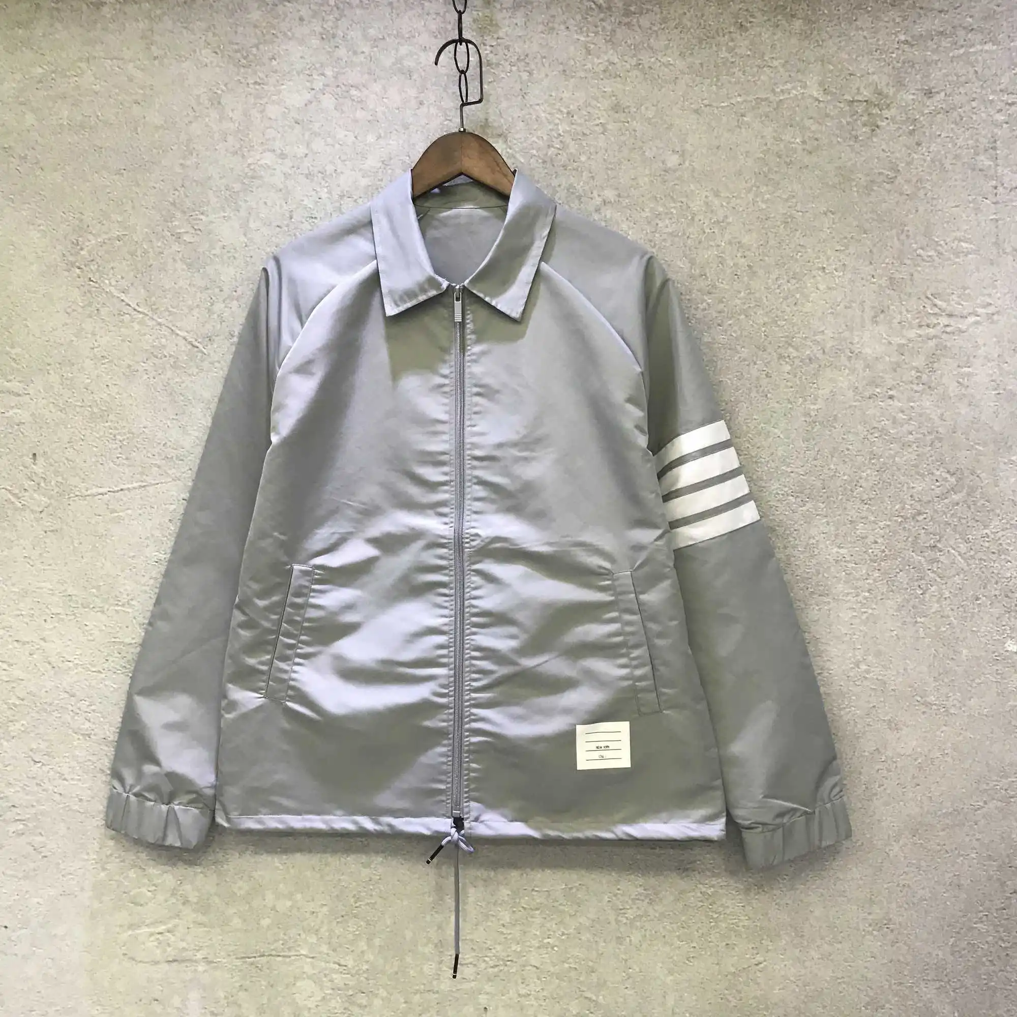 

Модная брендовая куртка tb для мужчин и женщин, Короткий плащ в английском стиле в полоску, однотонная куртка с отложным воротником, Повседне...