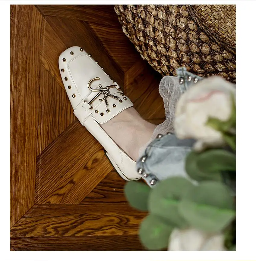 Soft leather leather shoes women's shoes 2021 spring rivets thick with single shoes women in solid color shoes