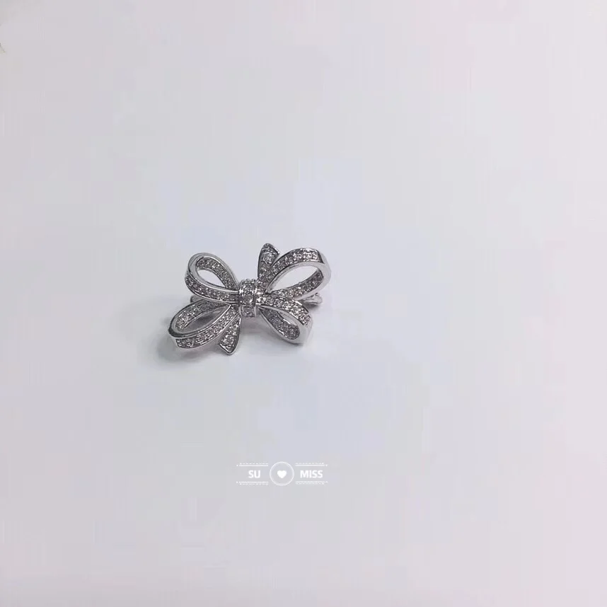 Брошь небольшая Свадебная с фианитами изящная бижутерия маленькое украшение для