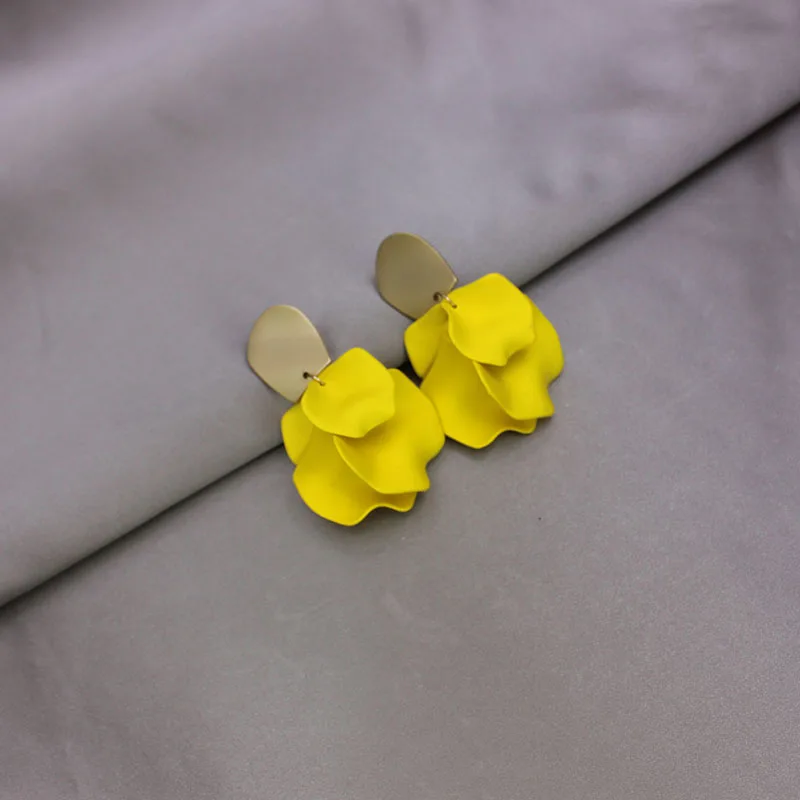 Женские серьги-гвоздики с большим цветком простые геометрические серьги