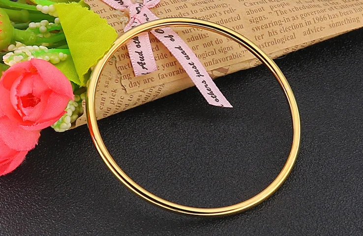 Красивый золотой круглый серебряный браслет на запястье с буквенным принтом