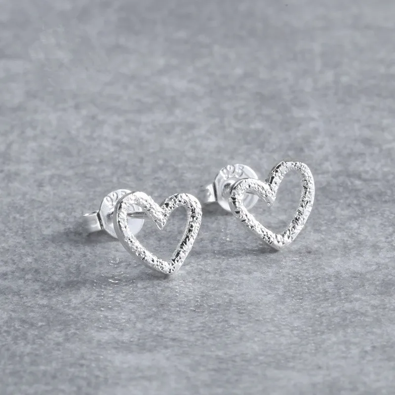 

Серьги-гвоздики женские из серебра 925 пробы в форме сердца