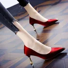 Женские классические туфли из металла, с острым носком, атласные туфли на высоком каблуке, новинка 2021, яркие Всесезонные туфли для банкета