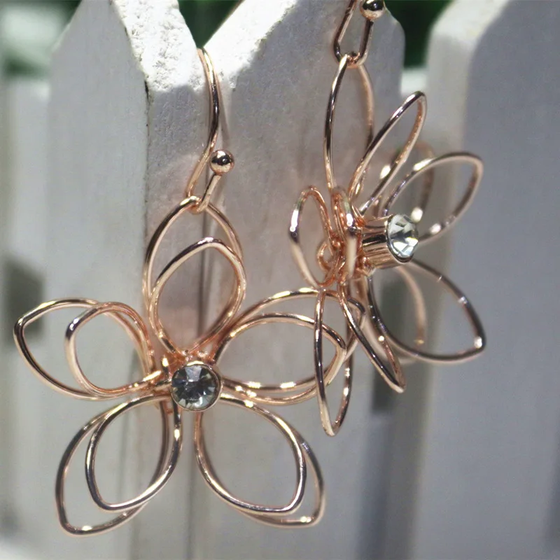 Женские серьги 2021 Корейская версия Простые полые двухслойные Цветочные