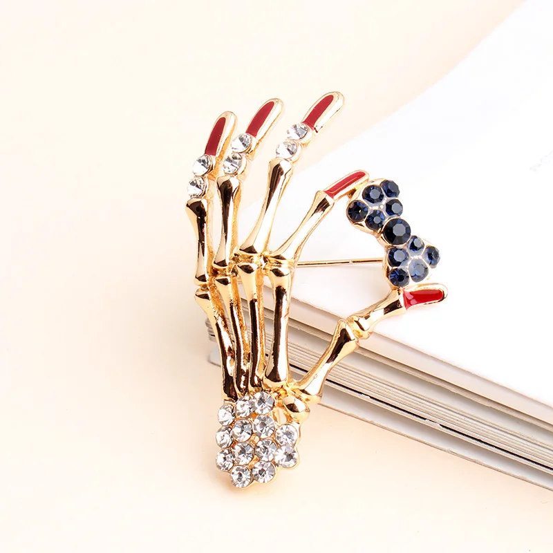 

Pomlee 2021New Arrival Skull Hand Bowknot Brooch Unisex Punk Pin Antil Gold Red Rhinestone Brooch Gift Clip Accessories Whosales