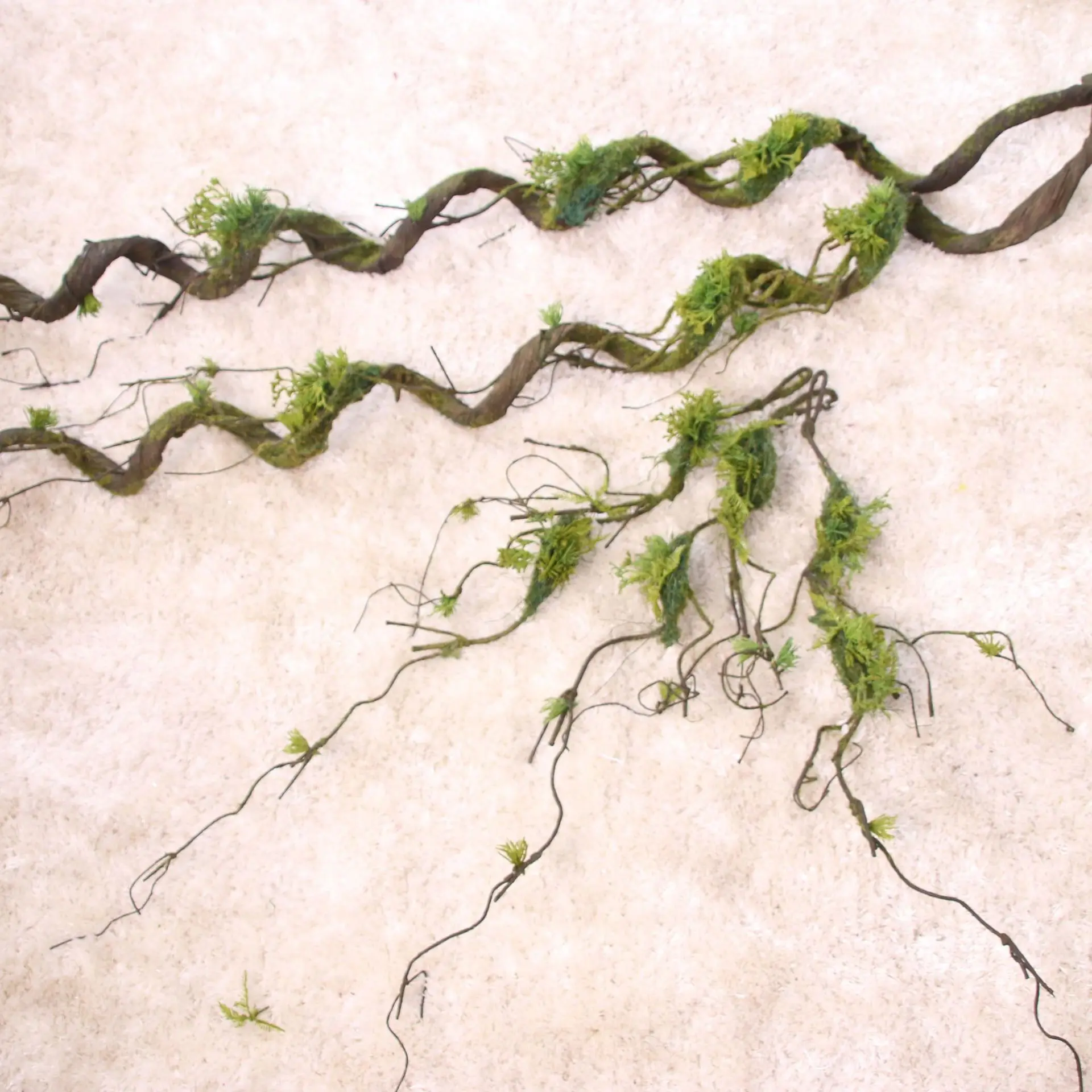 Искусственное дерево из ротанга с листьями и мхом искусственная Виноградная