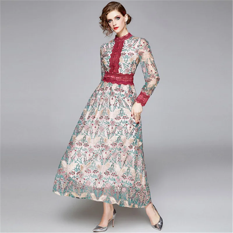 Женское длинное платье с вышивкой красное зелеными листьями и кружевами