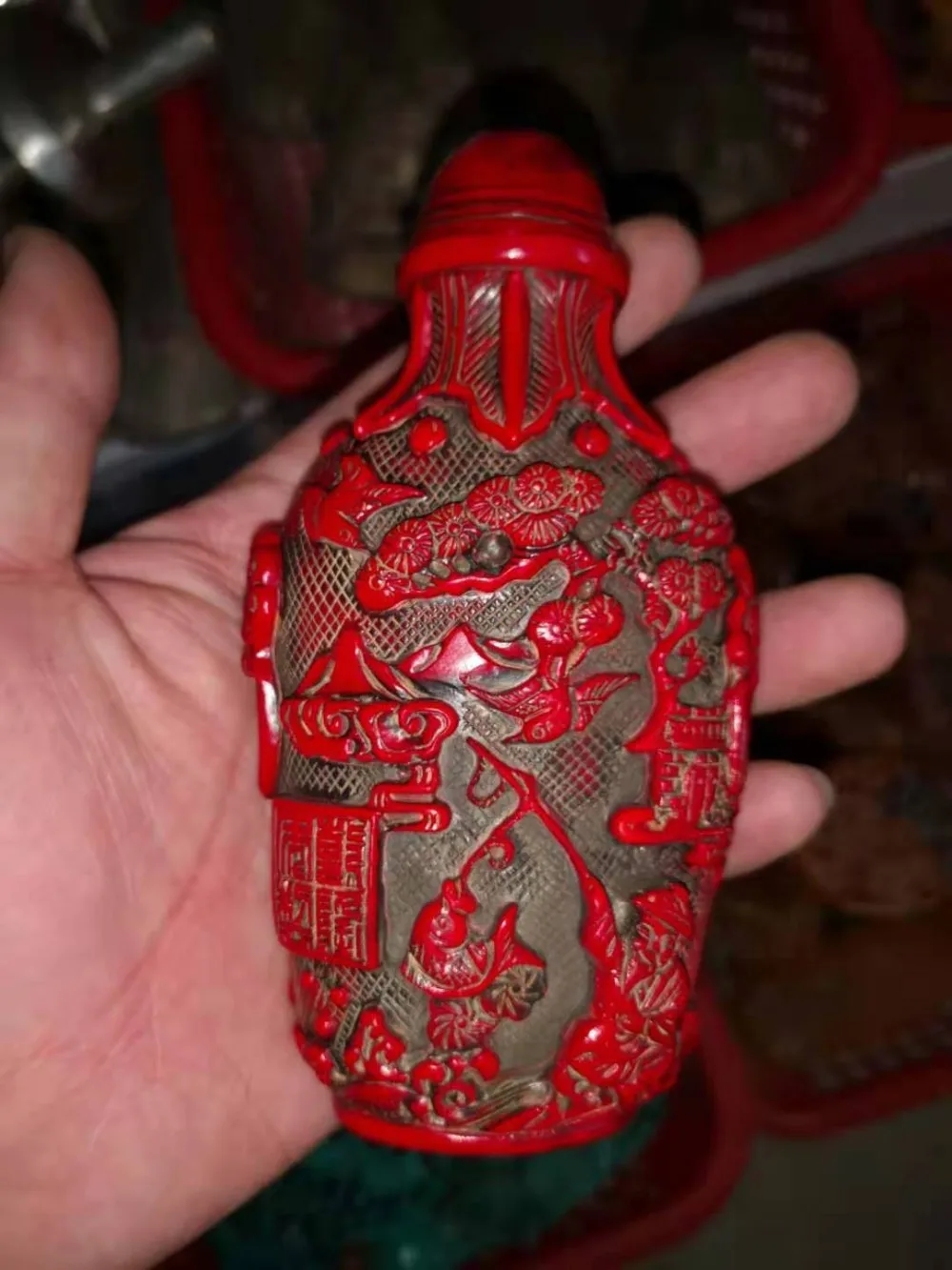 

Antiguo y viejo resina sintética botella de rapé de rojo y verde en relieve figura artesanía