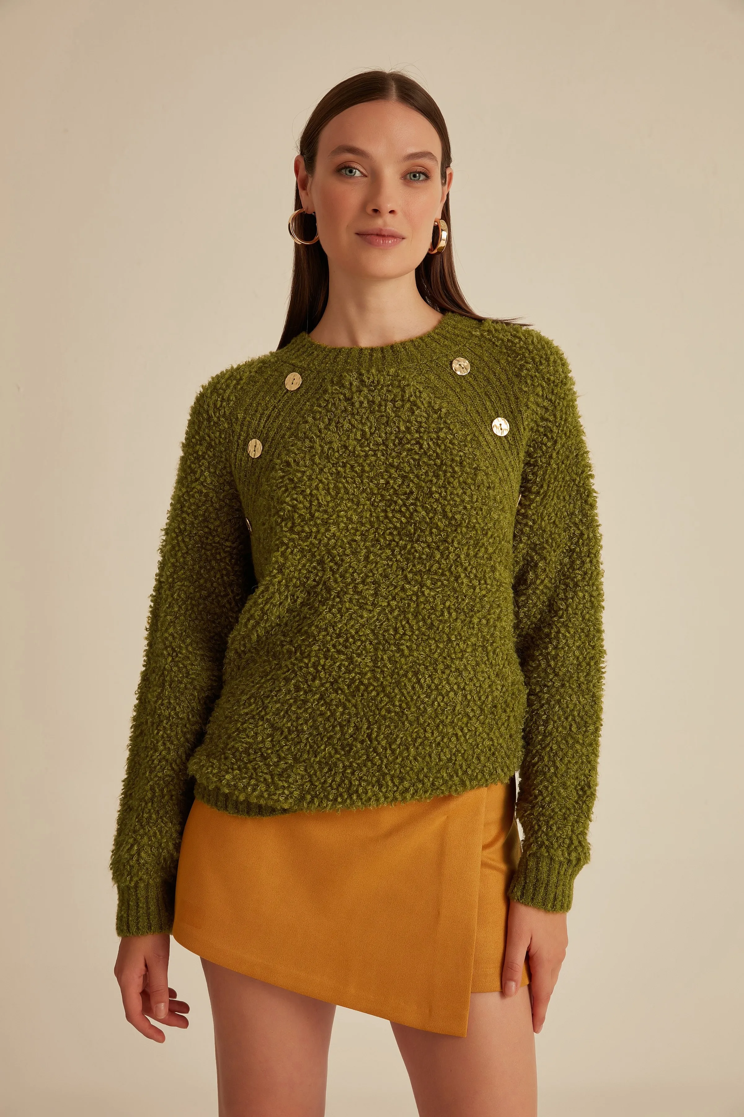 Джемпер с круглым вырезом и пуговицами| |