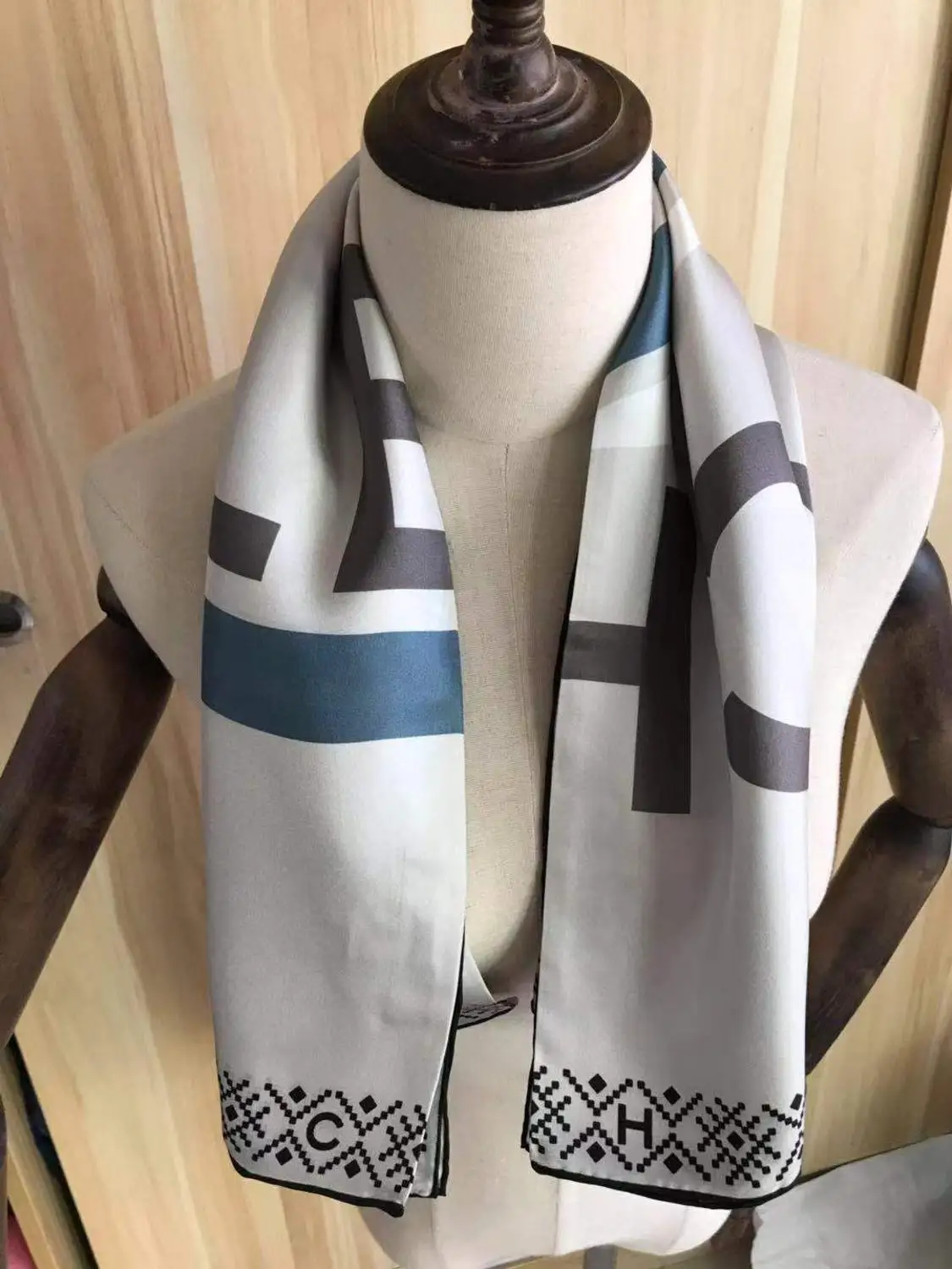 

2020 new arrival fashion classic letter pattern 100% silk scarf 90*90 cm square shawl twill wrap for women free shipping