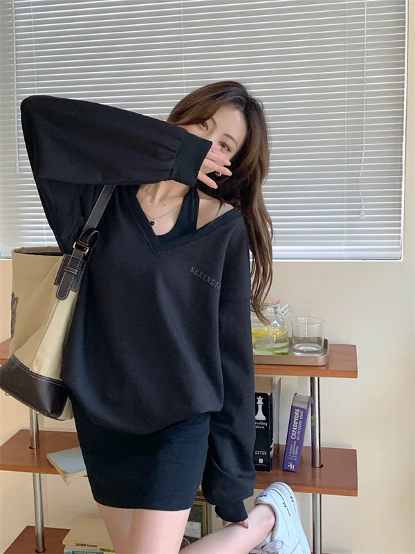 

Свитер средней длины с V-образным вырезом и длинными рукавами