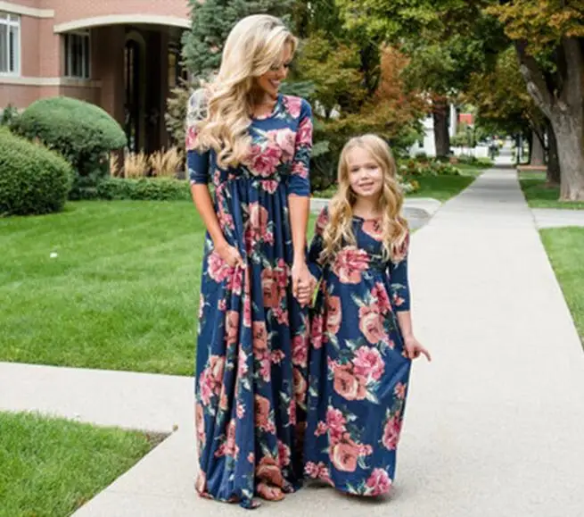 Одинаковая одежда для семьи осенние платья мамы и дочки на три четверти