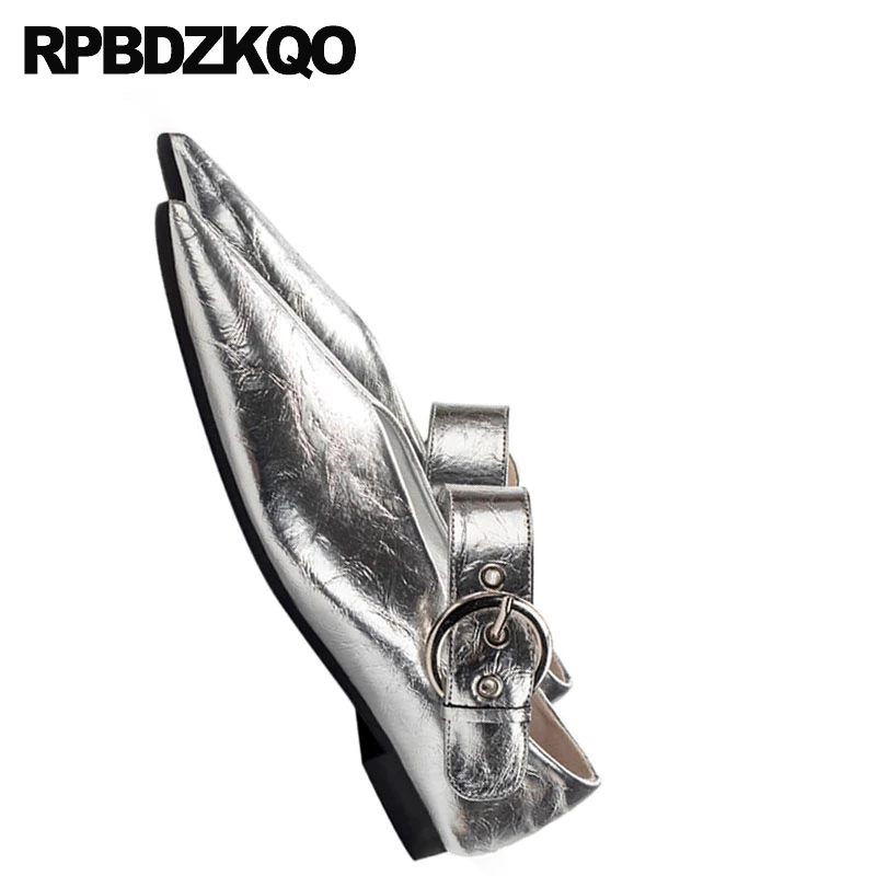 Женские туфли на плоской подошве серебристые дизайнерские с острым носком