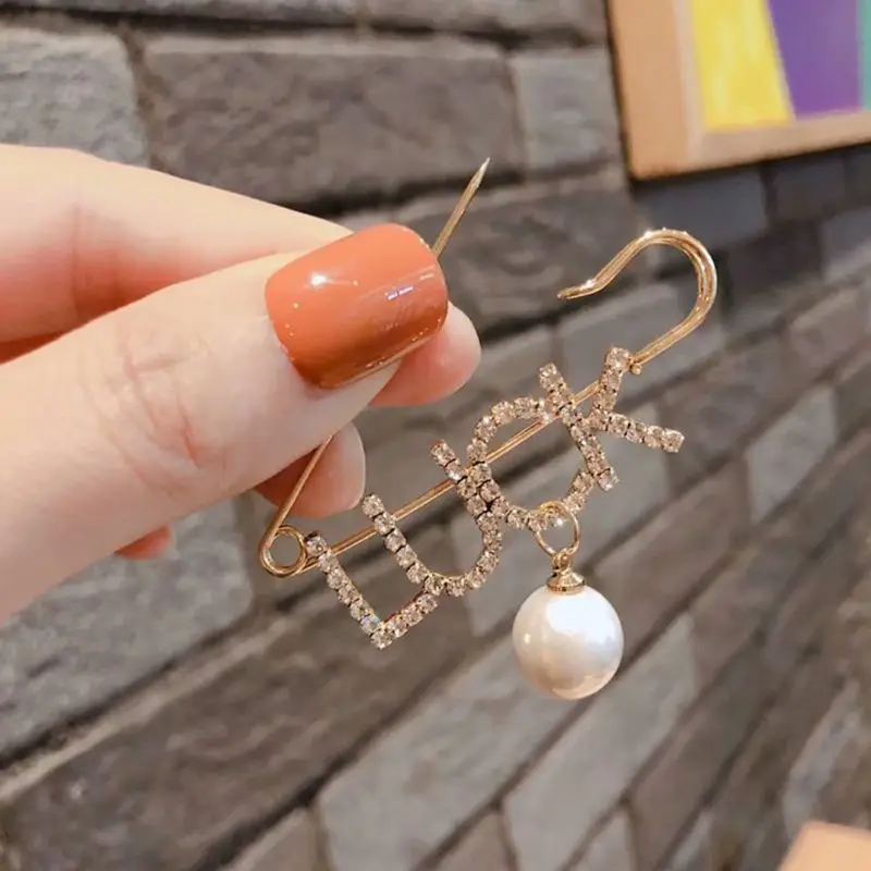 

Fashion Letter LUCK Brooches for Women Lucky Pin Buckle Corsage Scarf Buckle Brooch Luxury Pearl Jewelry Women Accessories