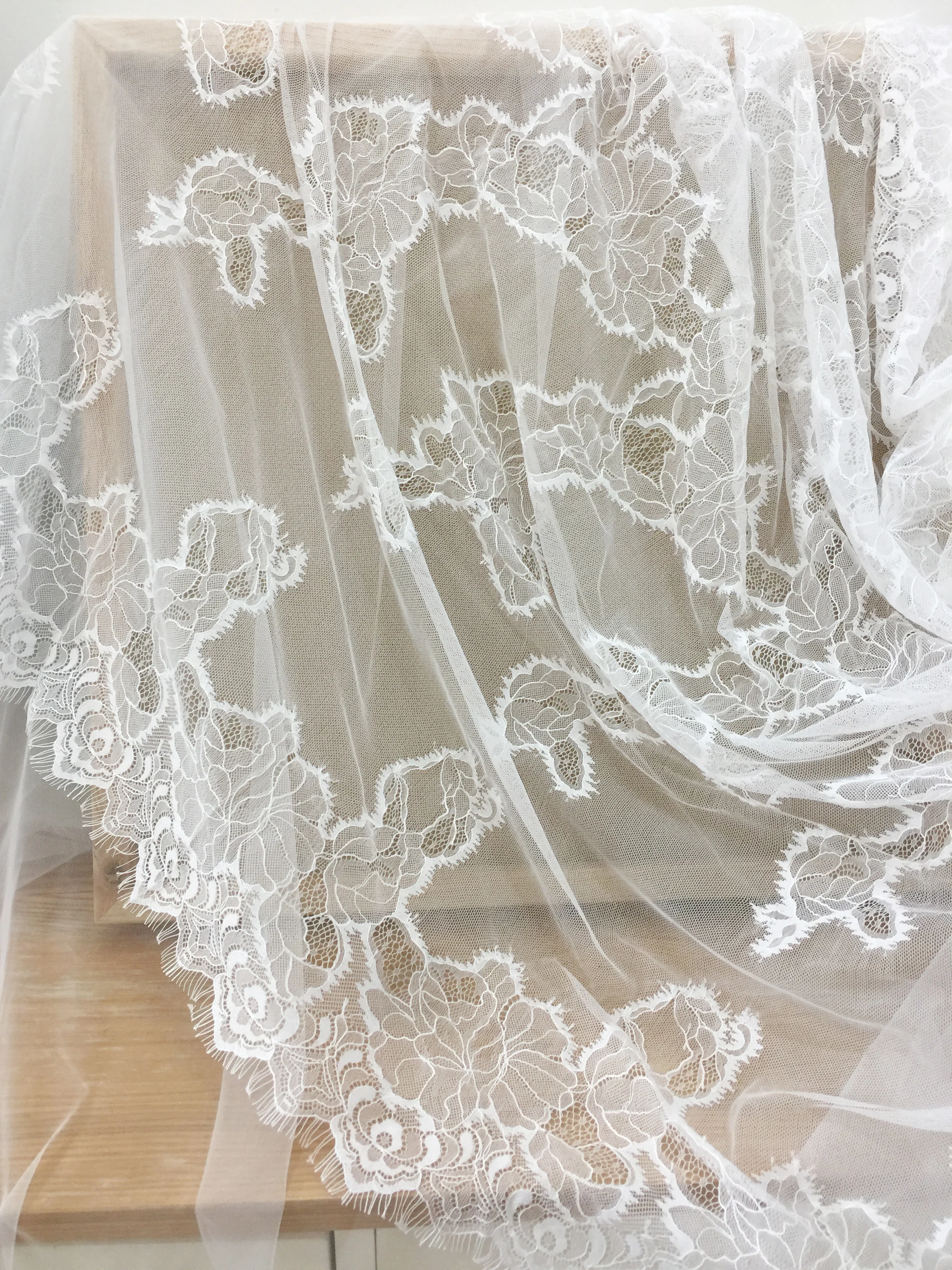 Кружевная ткань с волнистыми ресницами 3 метра Белая французская Шантильи мягкая