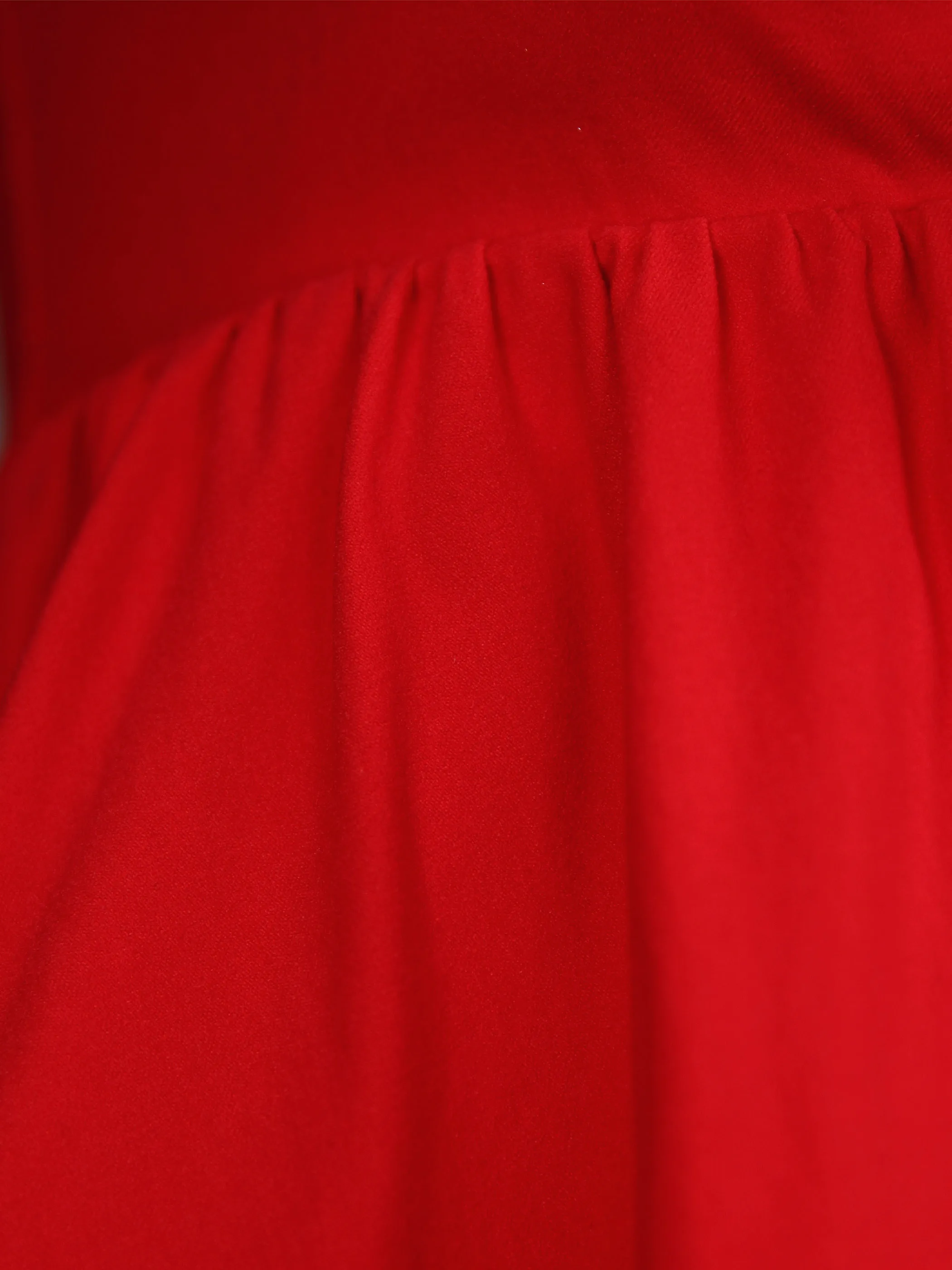 Винтажное женское платье трапециевидной формы с глубоким v-образным вырезом на