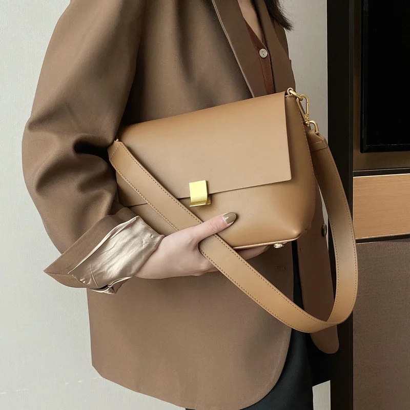 

Осенне-зимняя новая женская сумка из 2021 воловьей кожи, маленькая квадратная сумка, сумка-мессенджер на одно плечо, модная универсальная сум...