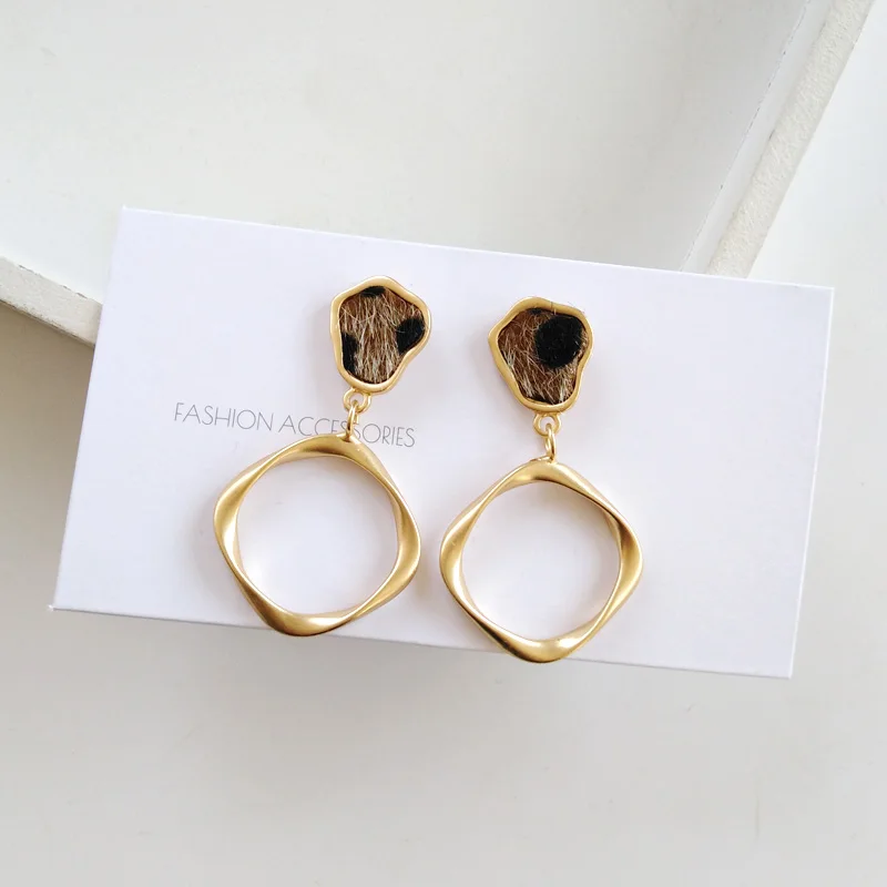 

Fashion Classic Temperament joker royal irregular metal stud earrings atmospheric Flannelette round stud earrings women jewelry