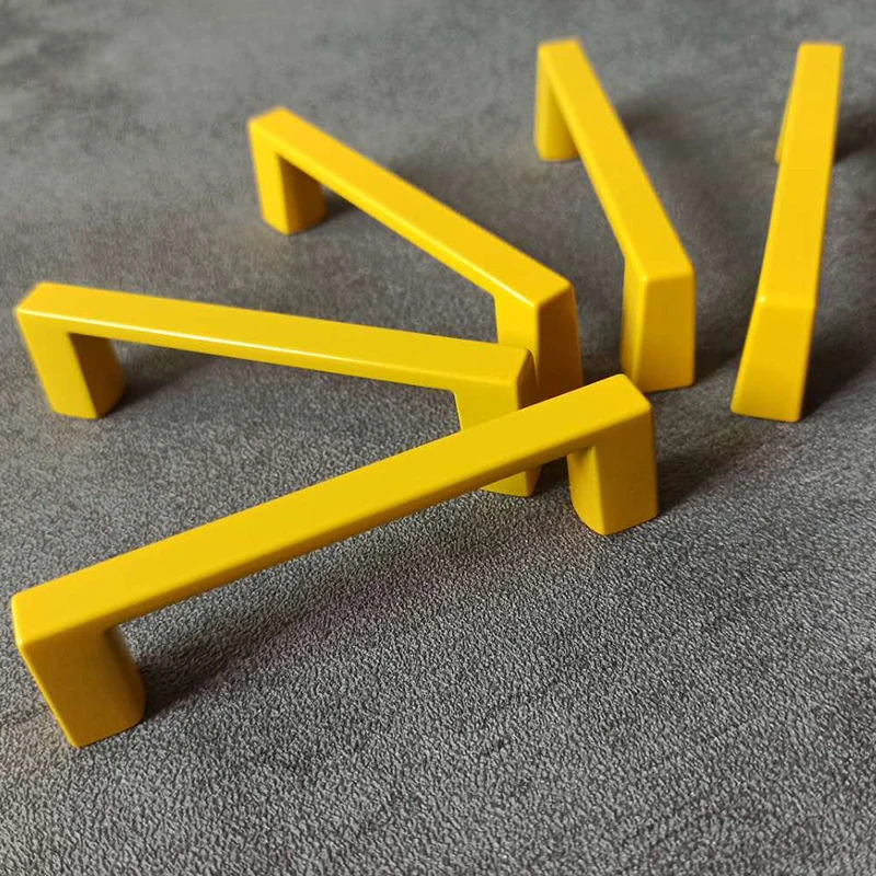 Квадратная ручка для шкафа в современном минималистичном американском стиле