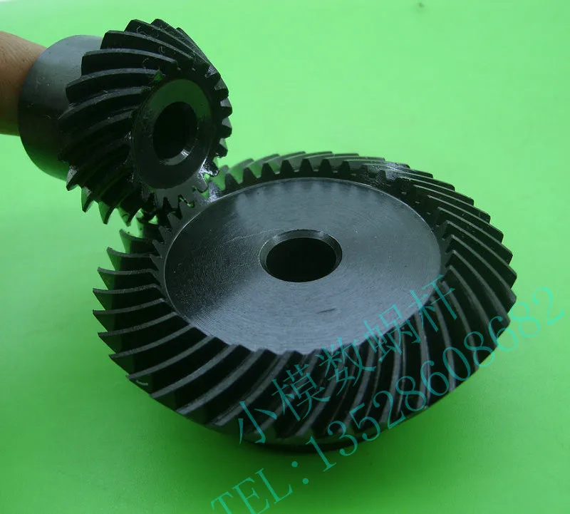 Satılık 1.5 Mod Spiral Konik Dişli Dişli Oranı 1:2 Büyük Mekanik Parçaları 90 Derece Geri Azaltma Salıncak Kapısı Hareketi Dişli