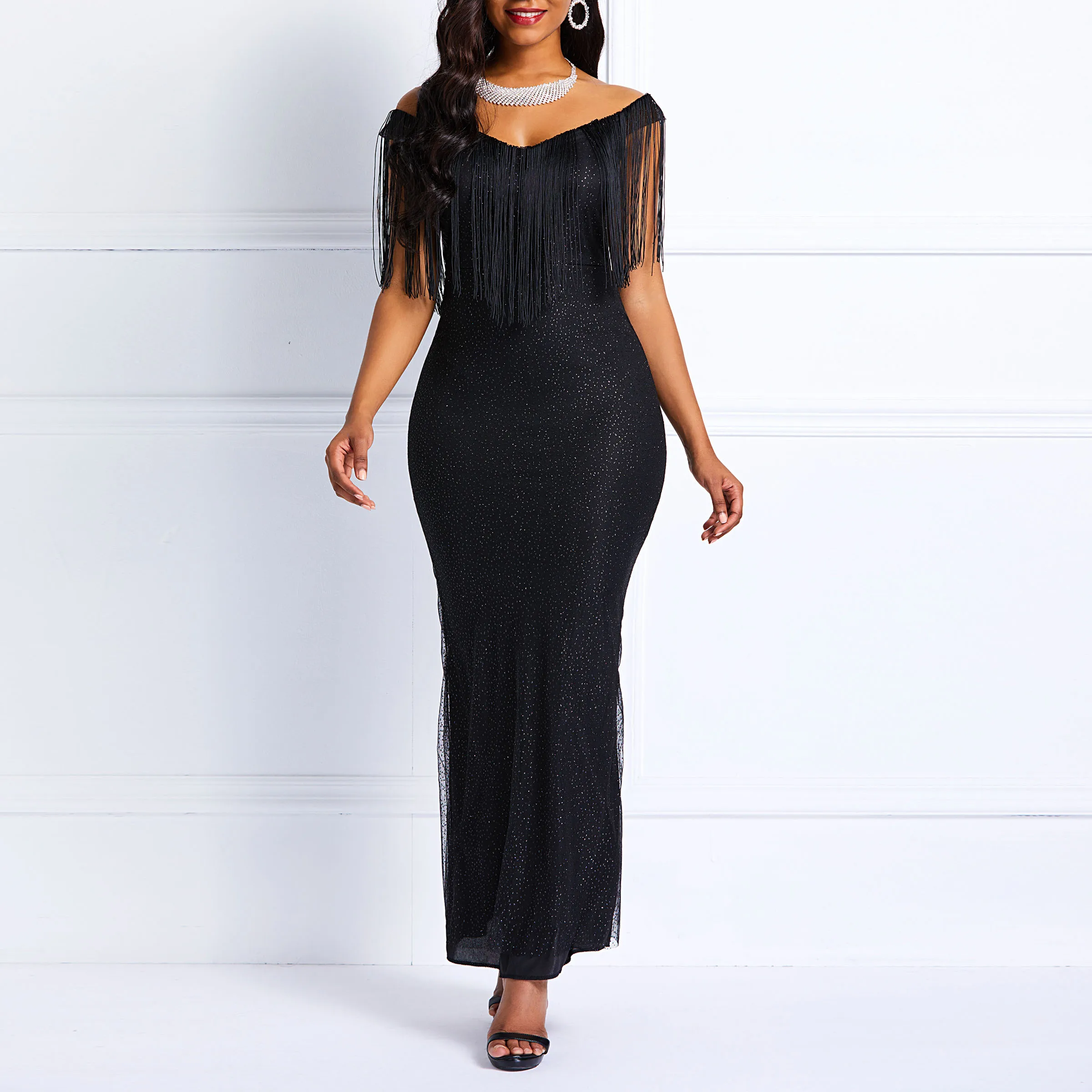 Платье русалки с блестками открытыми плечами кисточками на рукавах облегающее v
