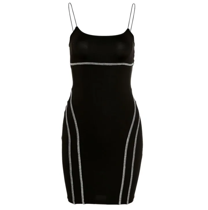 Летнее приталенное платье на бретельках с глубоким вырезом и открытой спиной