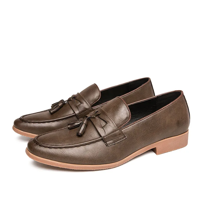 Осенние мужские лоферы на плоской подошве модные повседневные с кисточками