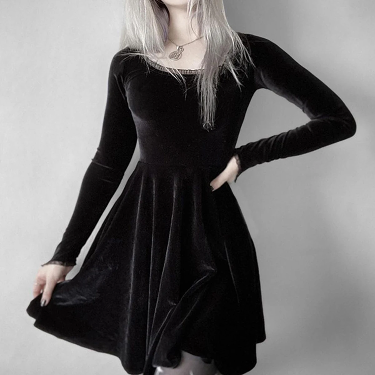 Женское бархатное платье с длинным рукавом облегающее черное вышивкой звездного